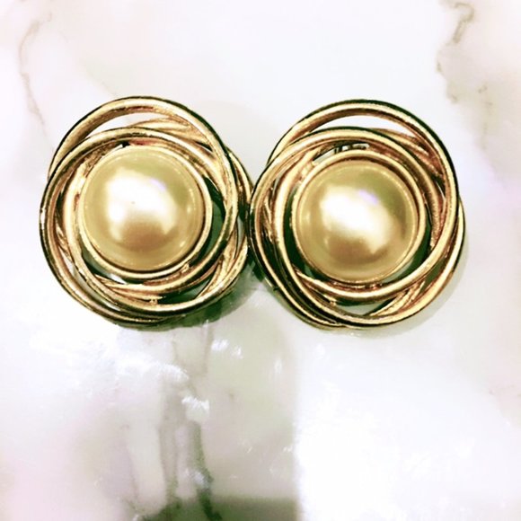 Vintage Jewelry - Gold Tone and Faux Pearl Vintage Clip On Earrings